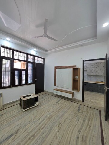 Room in 4 BHK Builder Floor at Green Fields Colony – for Rent