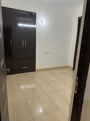 Room in 3.5 BHK Apartment at Gaur Saundaryam, Tech Zone 4 Greater Noida – for Rent