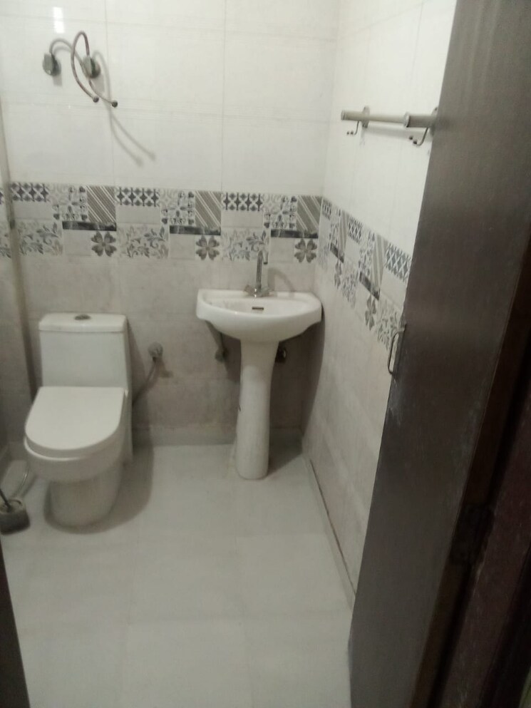 Bathroom, shakti khand iii 1 Bedroom 550 Sq.Ft. Builder Floor In Shakti Khand Iii Ghaziabad 8762979