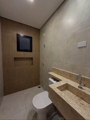 Bathroom in 2.5 BHK Builder Floor at Sector 33 – for Sale