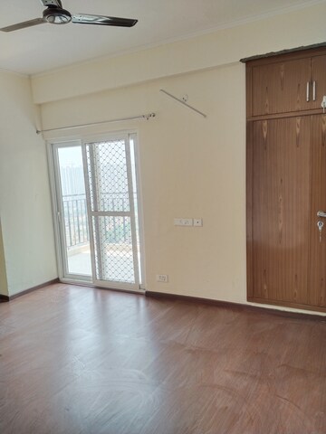 Room in 3 BHK Apartment at Amrapali Terrace Homes, Tech Zone 4 Greater Noida – for Rent
