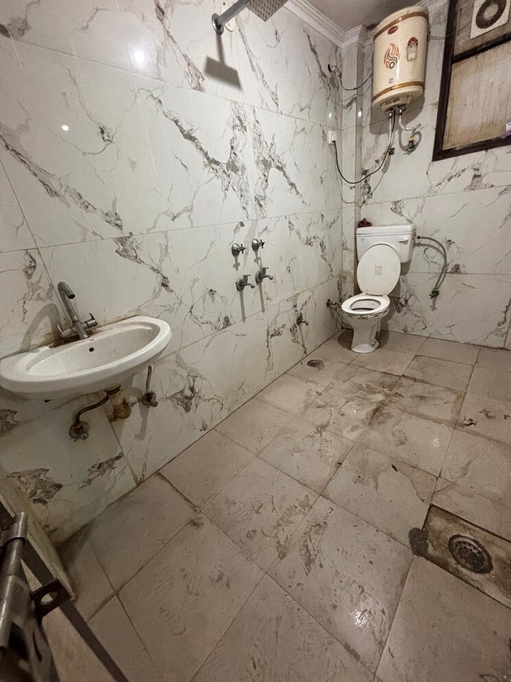 Bathroom, saket 1 RK 350 Sq.Ft. Builder Floor In Saket Delhi 8763102