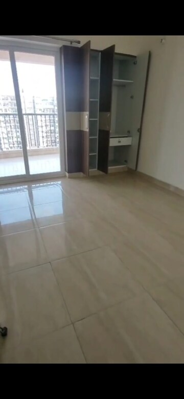 Room in 2.5 BHK Apartment at Anthem French Apartment, Sector 16b Greater Noida – for Rent