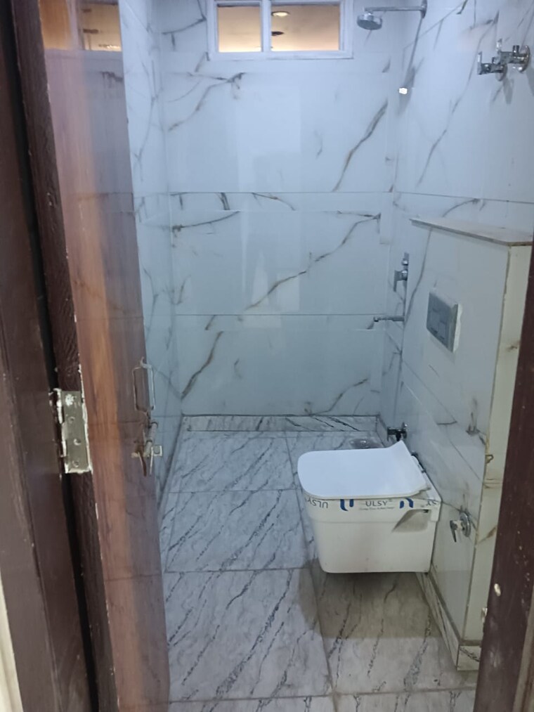Bathroom, baba colony 3 Bedroom 900 Sq.Ft. Builder Floor In Baba Colony Delhi 8763236