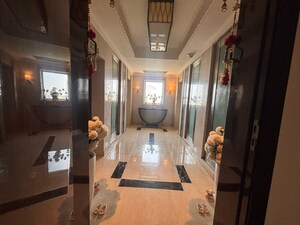 Bathroom in 5 BHK Apartment at DLF The Magnolias, Sector 42 – for Sale