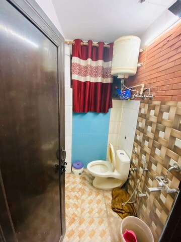 Attached Bathroom in 3 BHK Builder Floor at Kishangarh – for Rent