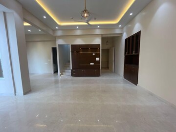 Room in 4 BHK Apartment at Indiabulls Sky Forest, Lower Parel – for Rent