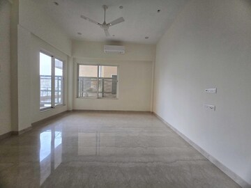 Room in 4 BHK Apartment at Indiabulls Sky Forest, Lower Parel – for Rent