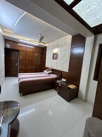 Room in 2 BHK Apartment at Best Complex Andheri West, Andheri West – for Rent