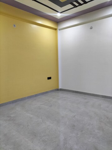 Room in 3 BHK Builder Floor at Sultanpur Road – for Rent