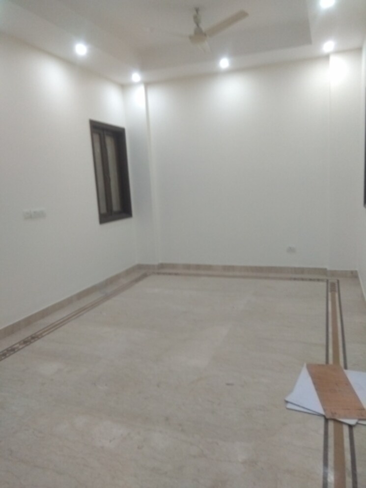 Room, new friends colony 6+ Bedroom 500 Sq.Yd. Independent House In New Friends Colony Delhi 8763587