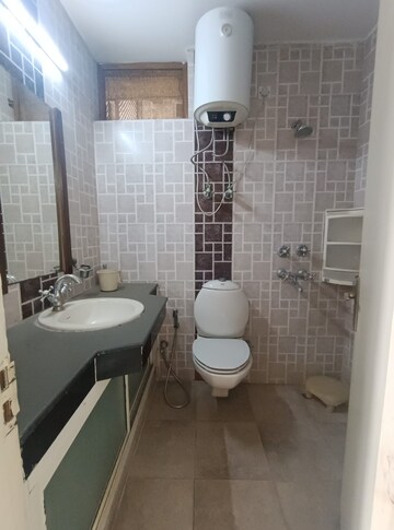 Bathroom in 4 BHK Apartment at Ardee City The Residency, Sector 52 – for Rent