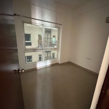 Room in 2.5 BHK Apartment at Mahagun Moderne, Sector 78 – for Rent