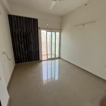 Room in 2.5 BHK Apartment at Mahagun Moderne, Sector 78 – for Rent