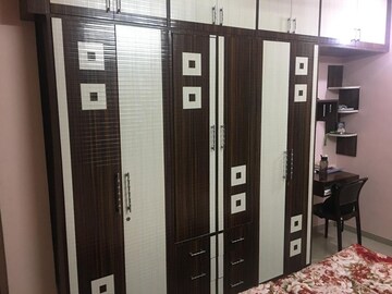Room in 2 BHK Apartment at Seawoods – for Rent