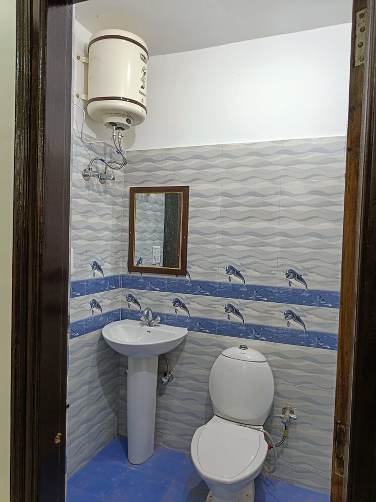 Bathroom, aman vihar 3 Bedroom 1800 Sq.Ft. Builder Floor In Aman Vihar Dehradun 8763805