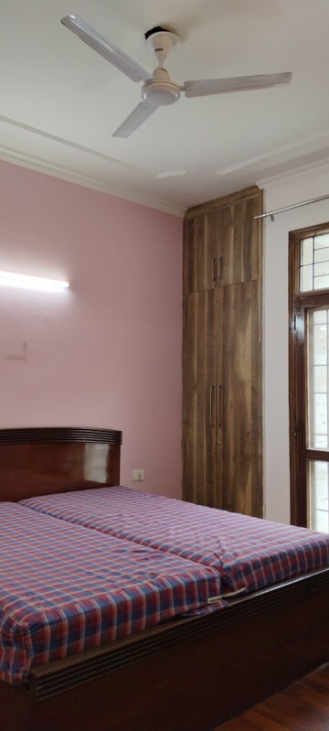 Room in 3 BHK Builder Floor at Unitech Arcadia, South City 2 – for Rent