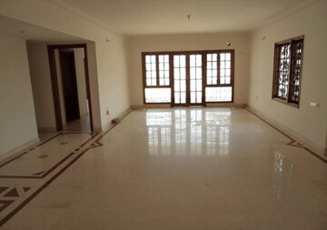 Room in 4 BHK Apartment at HM Gladiolus, Halasuru – for Rent
