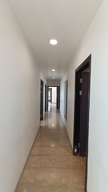 Room in 3 BHK Apartment at Oberoi Realty Esquire, Goregaon East – for Rent