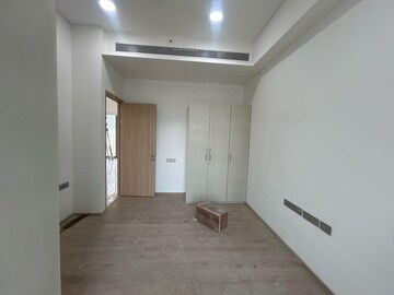 Room in 5 BHK Apartment at Rustomjee Crown, Prabhadevi – for Rent