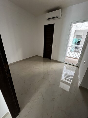 Room in 3 BHK Apartment at Smart World Orchard, Sector 61 – for Sale