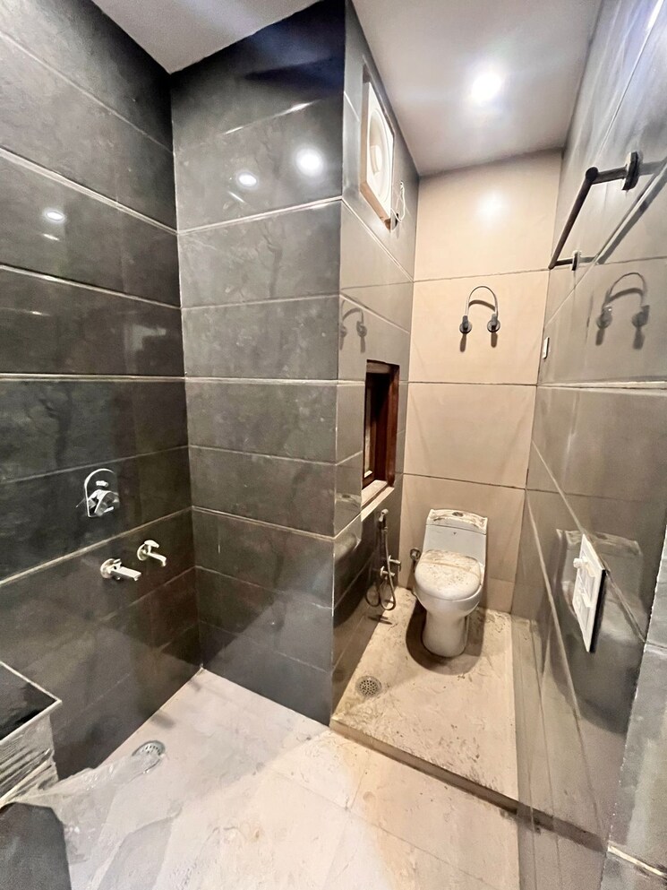 Bathroom, paschim vihar 2 Bedroom 756 Sq.Ft. Builder Floor In Paschim Vihar Delhi 8764405