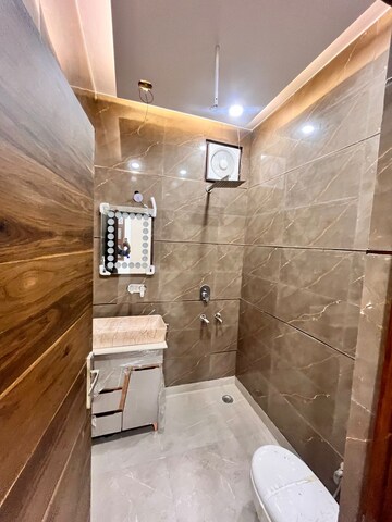 Attached Bathroom in 2 BHK Builder Floor at Paschim Vihar – for Rent