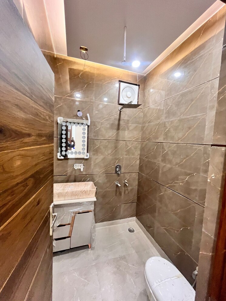 Attached Bathroom, paschim vihar 2 Bedroom 756 Sq.Ft. Builder Floor In Paschim Vihar Delhi 8764405