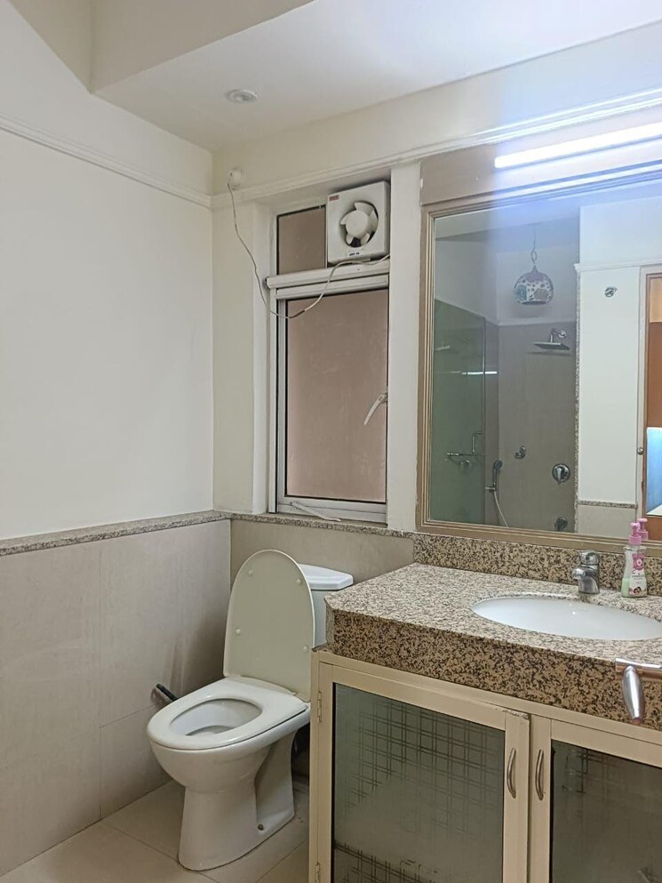 Bathroom, dlf-the-royalton-tower 4 Bedroom 3000 Sq.Ft. Apartment In Dlf Phase V Gurgaon 8764395