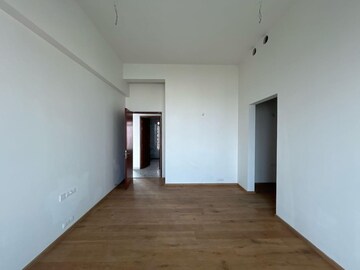 Room in 3 BHK Apartment at Kalpataru Avana, Parel – for Rent