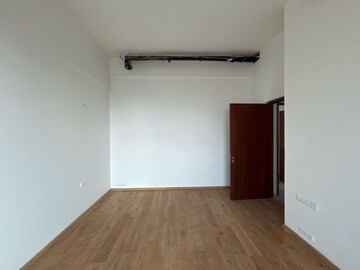 Room in 3 BHK Apartment at Kalpataru Avana, Parel – for Rent