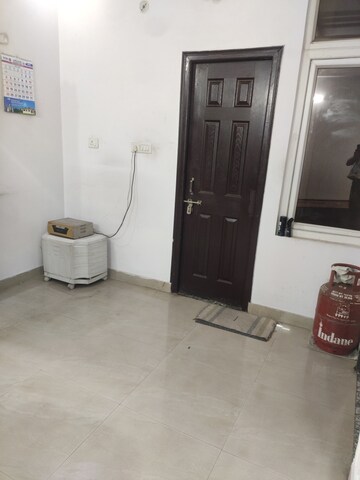 Room in 2.5 BHK Apartment at Saubhagya Residency Aliganj, Aliganj – for Rent