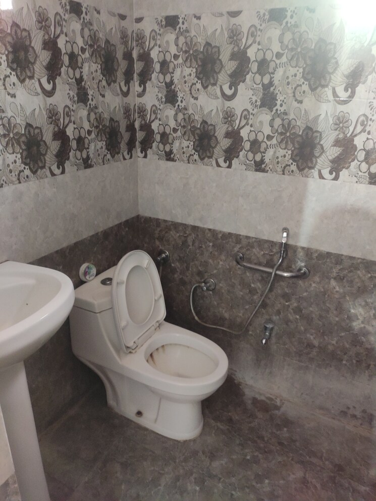 Attached Bathroom, saubhagya-residency-aliganj 2.5 Bedroom 1200 Sq.Ft. Apartment In Aliganj Lucknow 8764519