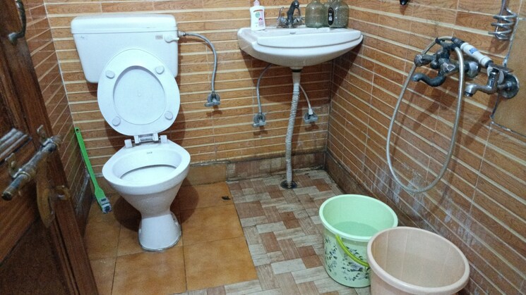 Bathroom, vaishali sector 5 2 Bedroom 1000 Sq.Ft. Builder Floor In Vaishali Sector 5 Ghaziabad 8764550