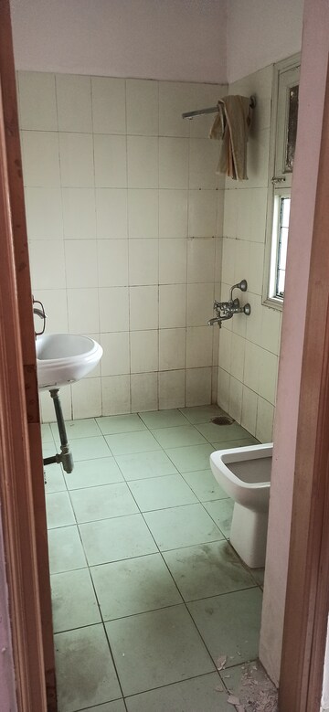 Bathroom in 3 BHK Apartment at Bancourt Apartment, Sector 43 – for Rent