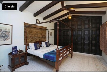Living Room in 6 BHK Villa at Deep Apartments, Dlf Ankur Vihar – for Sale