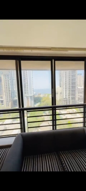 Room in 4 BHK Apartment at Prabhadevi – for Rent