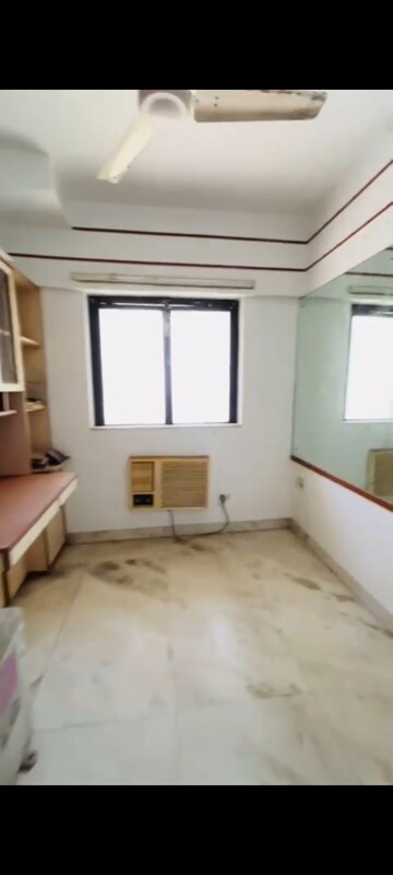 Room in 4 BHK Apartment at Prabhadevi – for Rent