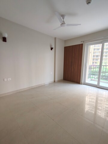 Room in 2 BHK Apartment at Tata Eureka Park, Sector 150 – for Rent