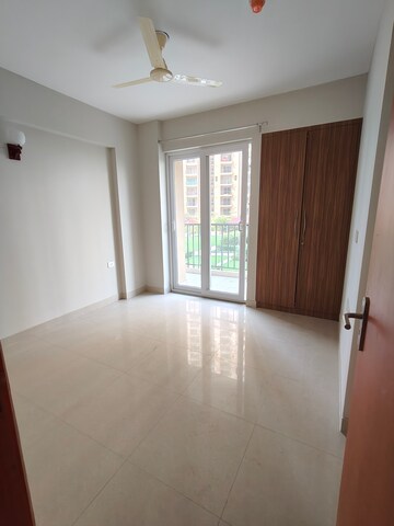 Room in 2 BHK Apartment at Tata Eureka Park, Sector 150 – for Rent