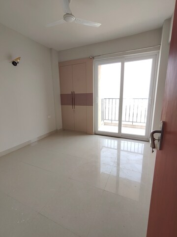 Room in 3 BHK Apartment at Tata Eureka Park, Sector 150 – for Rent