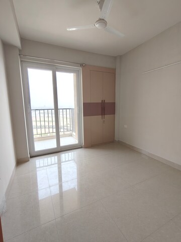 Room in 3 BHK Apartment at Tata Eureka Park, Sector 150 – for Rent