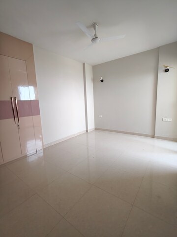 Room in 3 BHK Apartment at Tata Eureka Park, Sector 150 – for Rent