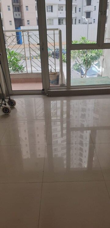 Room in 2.5 BHK Apartment at Logix Blossom Greens, Sector 143 – for Rent