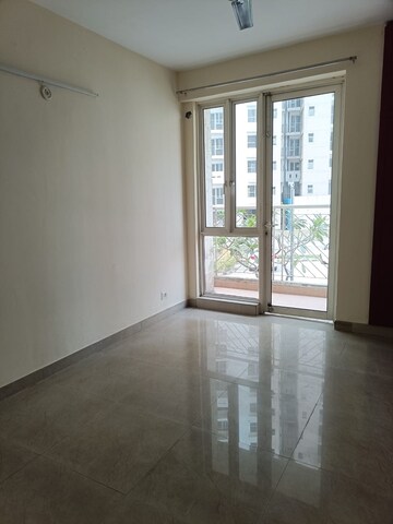 Room in 2.5 BHK Apartment at Logix Blossom Greens, Sector 143 – for Rent