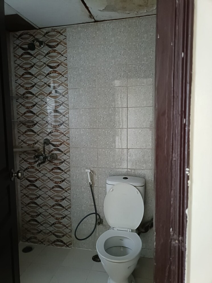 Bathroom, logix-blossom-greens 2.5 Bedroom 1234 Sq.Ft. Apartment In Sector 143 Noida 8764746