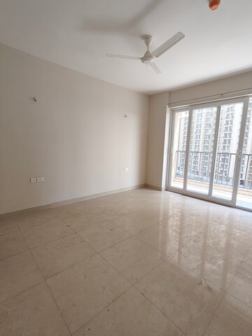 Room in 3 BHK Apartment at Tata Eureka Park, Sector 150 – for Rent