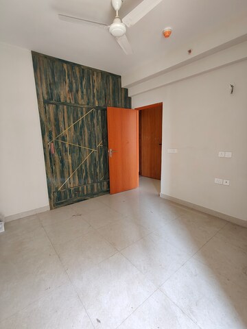 Room in 3 BHK Apartment at Tata Eureka Park, Sector 150 – for Rent