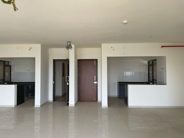 Room in 4 BHK Apartment at Shapoorji Pallonji Vanaha Golfland, Bavdhan – for Rent