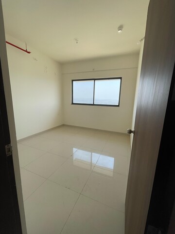 Room in 4 BHK Apartment at Shapoorji Pallonji Vanaha Golfland, Bavdhan – for Rent